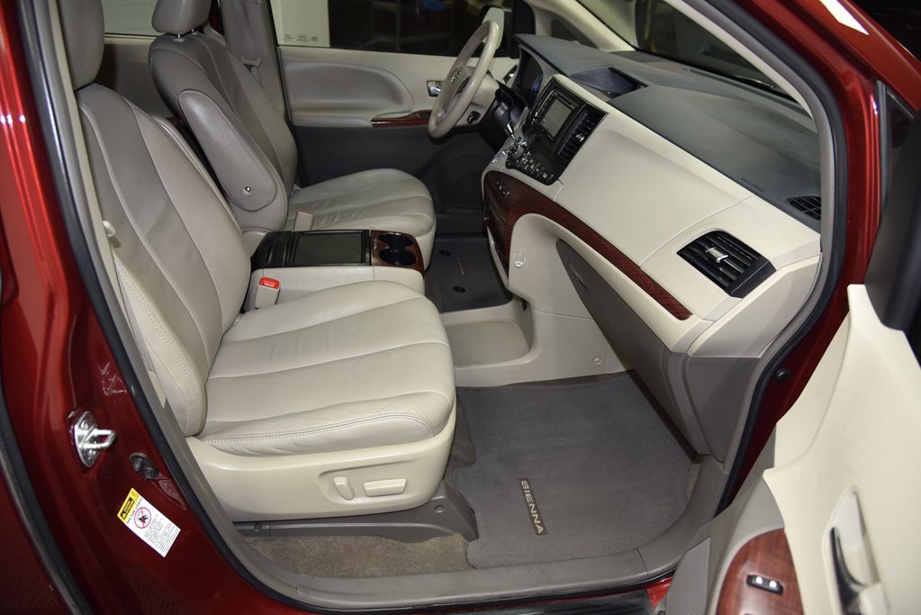 2014 Toyota Sienna Image 24