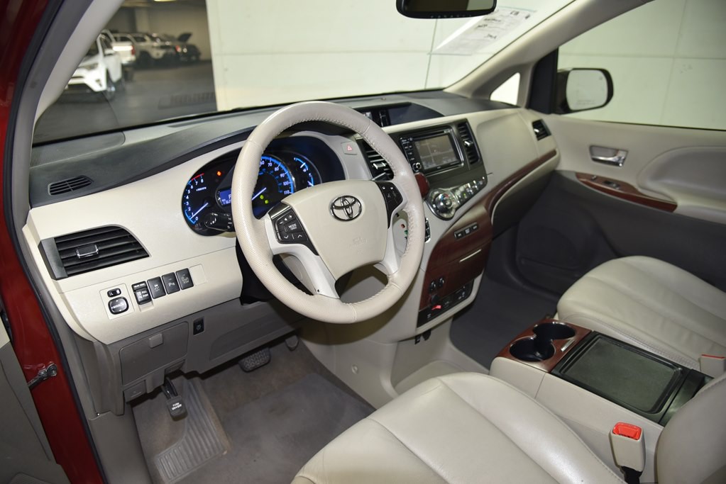 2014 Toyota Sienna Image 26