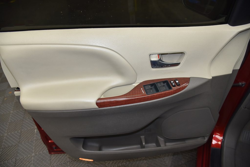 2014 Toyota Sienna Image 28