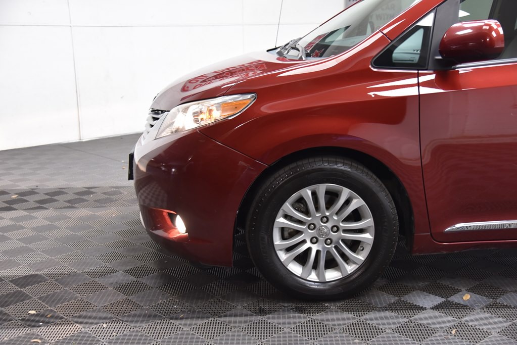 2014 Toyota Sienna Image 32
