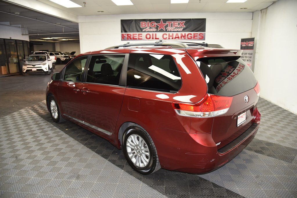 2014 Toyota Sienna Image 3