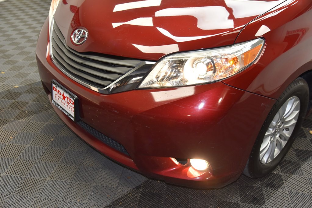 2014 Toyota Sienna Image 11