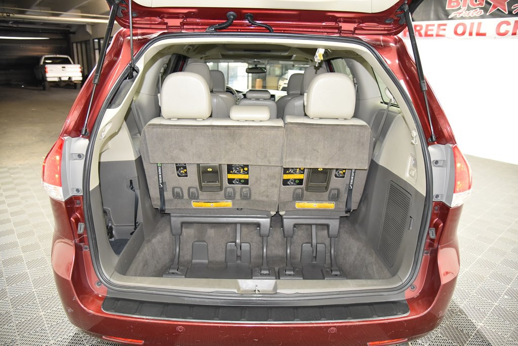 2014 Toyota Sienna Image 16