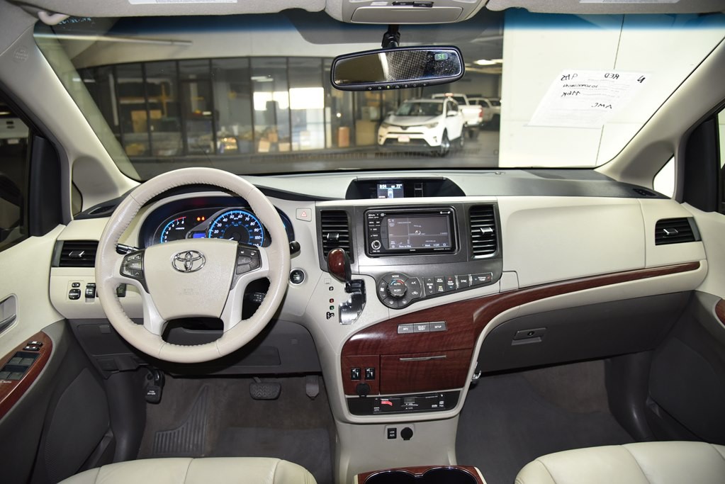 2014 Toyota Sienna Image 18