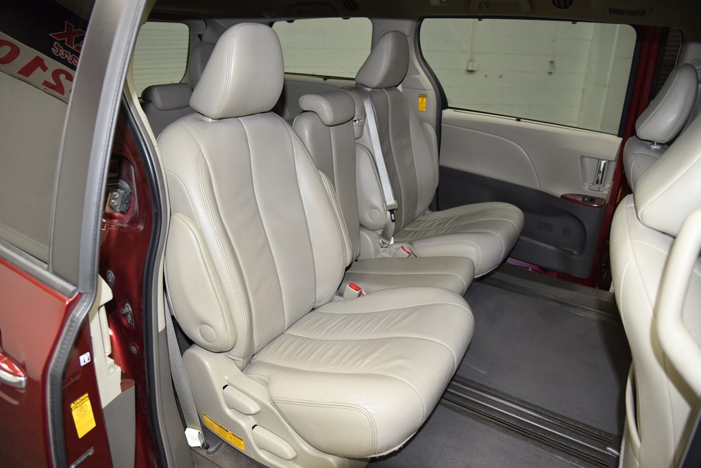 2014 Toyota Sienna Image 22