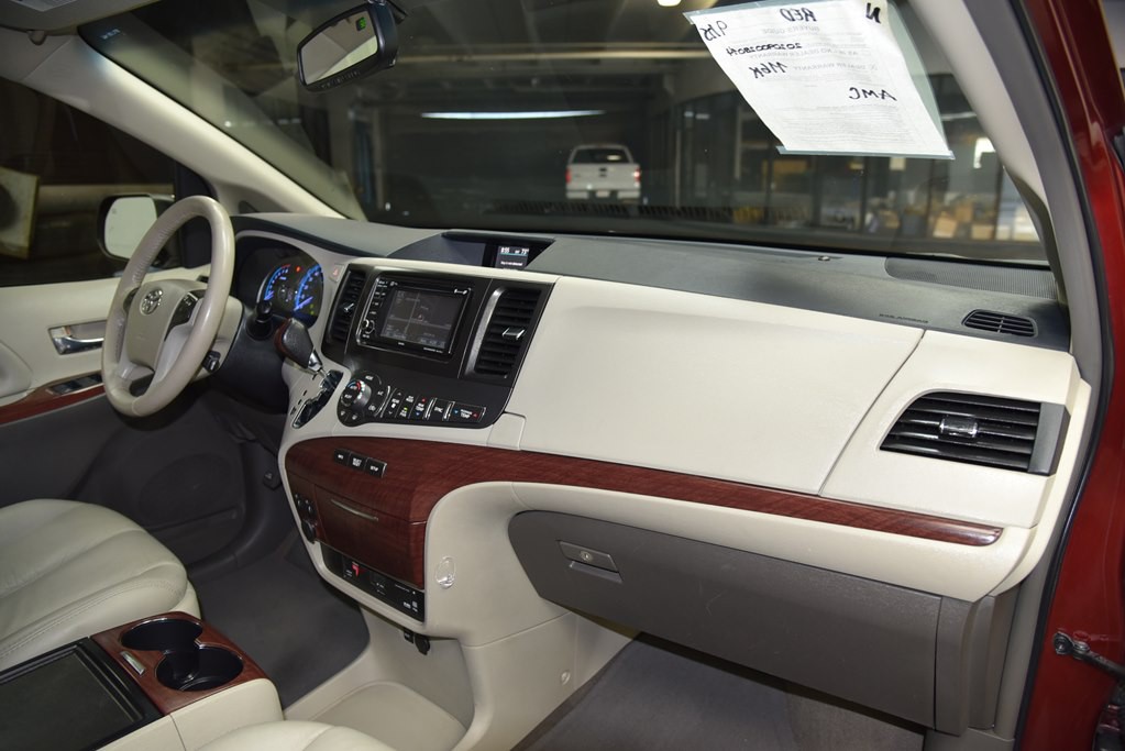 2014 Toyota Sienna Image 25