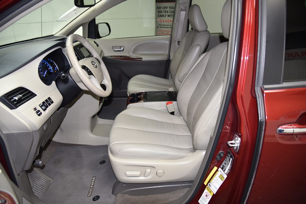 2014 Toyota Sienna Image 27