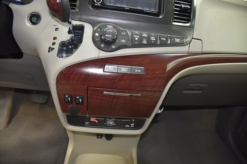2014 Toyota Sienna Image 31