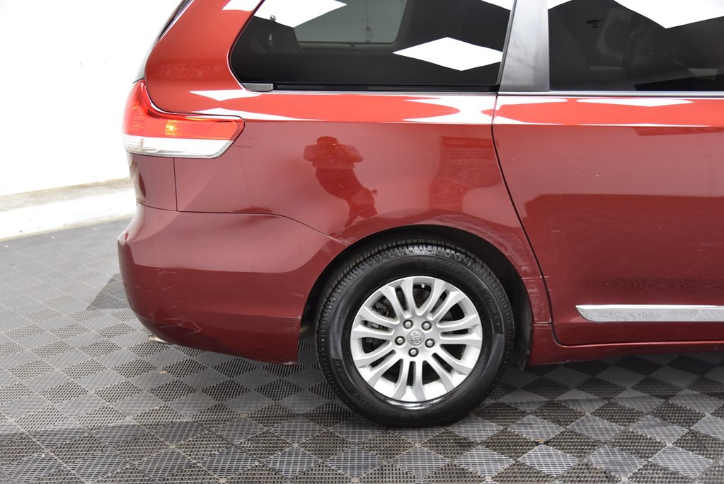 2014 Toyota Sienna Image 34