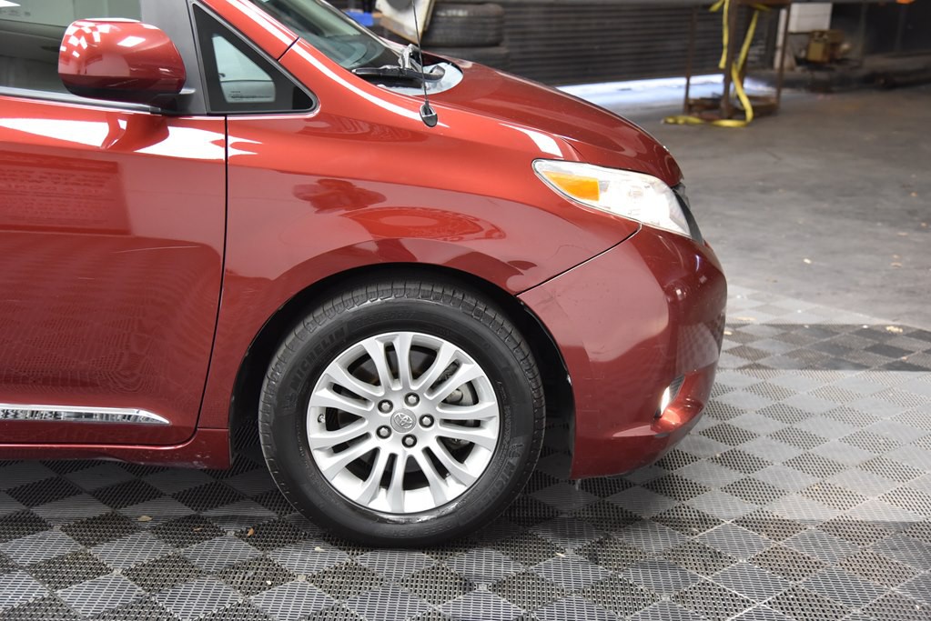 2014 Toyota Sienna Image 35