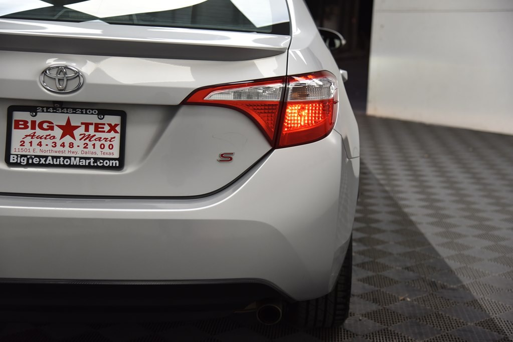 2016 Toyota Corolla Image 16