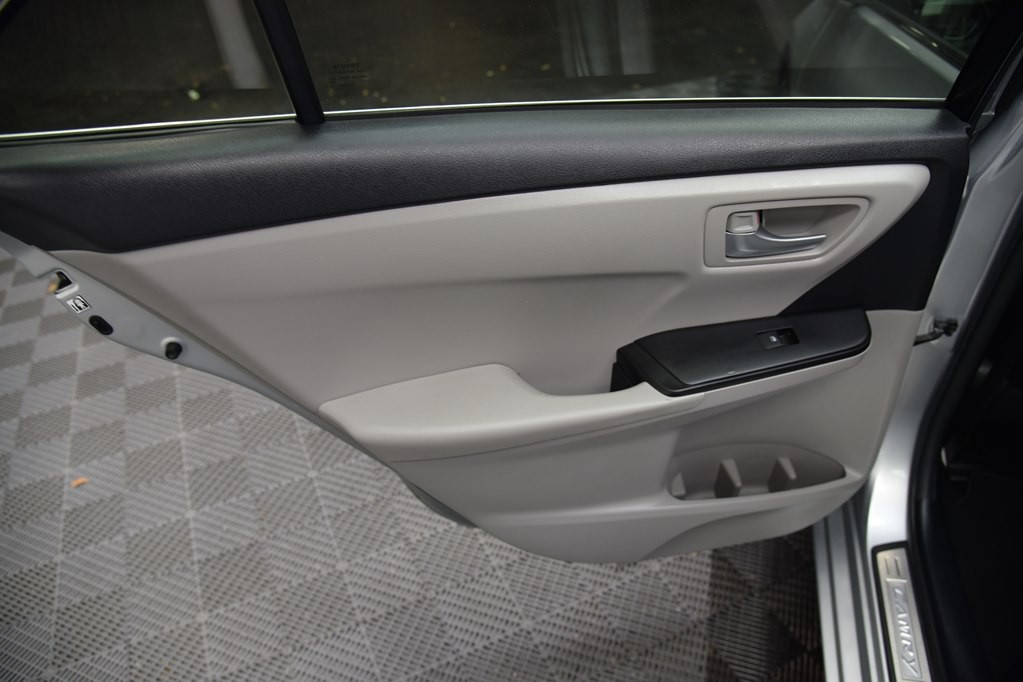 2017 Toyota Camry Image 22