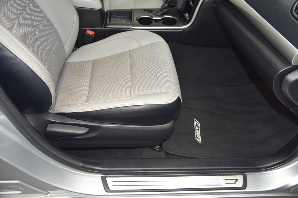2017 Toyota Camry Image 32