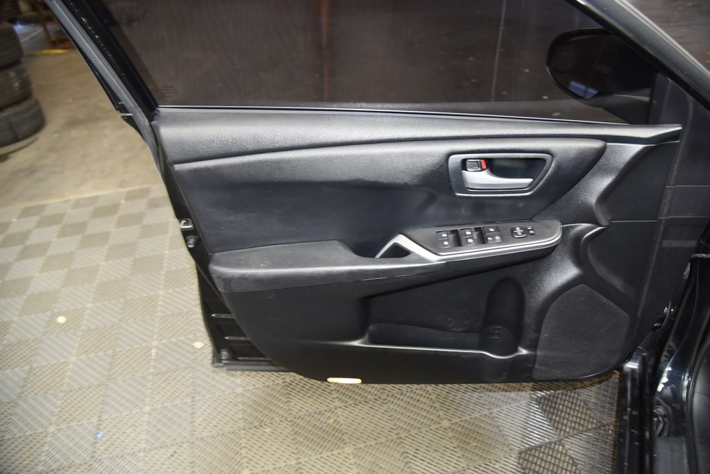 2017 Toyota Camry Image 11