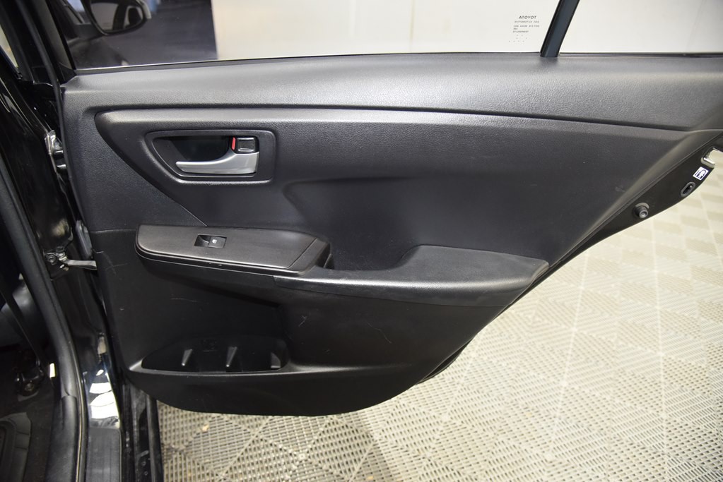 2017 Toyota Camry Image 19