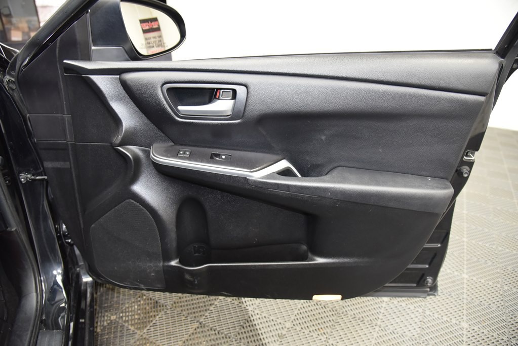 2017 Toyota Camry Image 23