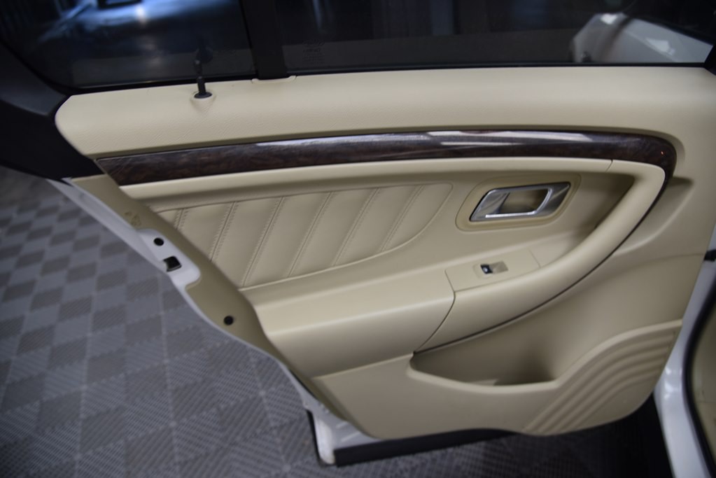 2014 Ford Taurus Image 20