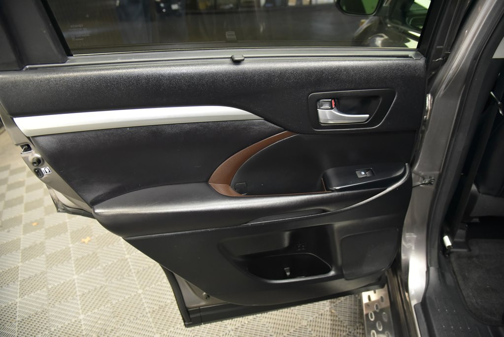 2016 Toyota Highlander Image 22