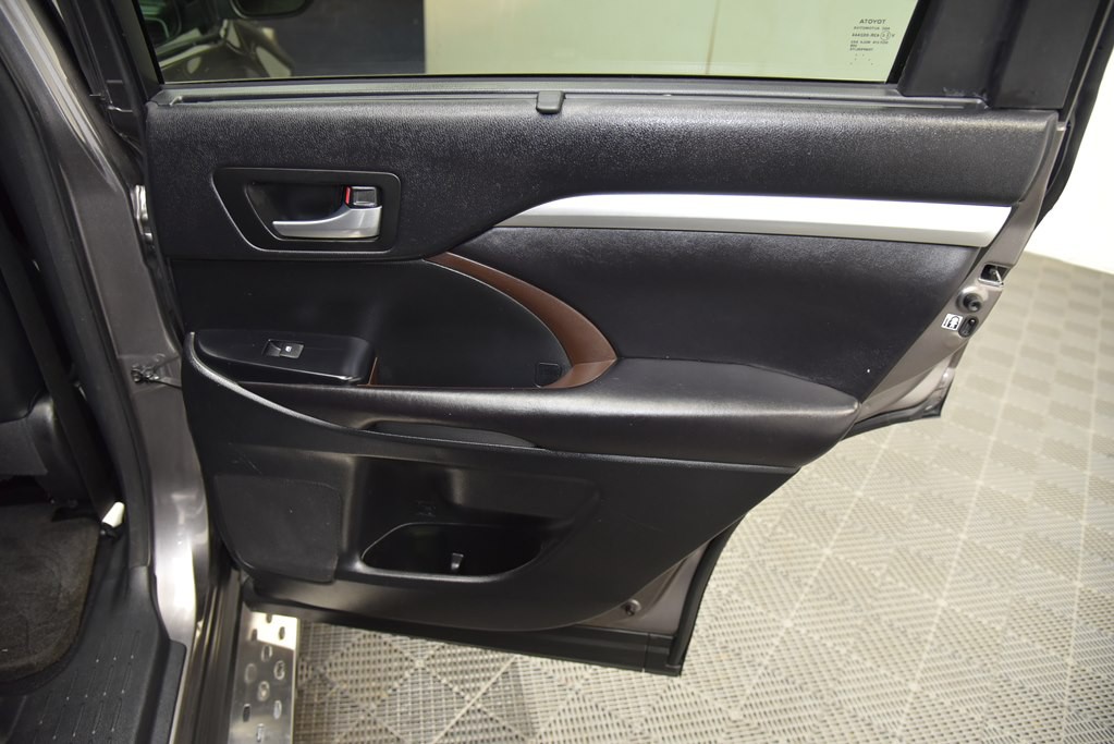 2016 Toyota Highlander Image 27