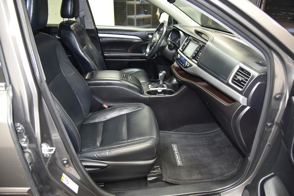 2016 Toyota Highlander Image 28