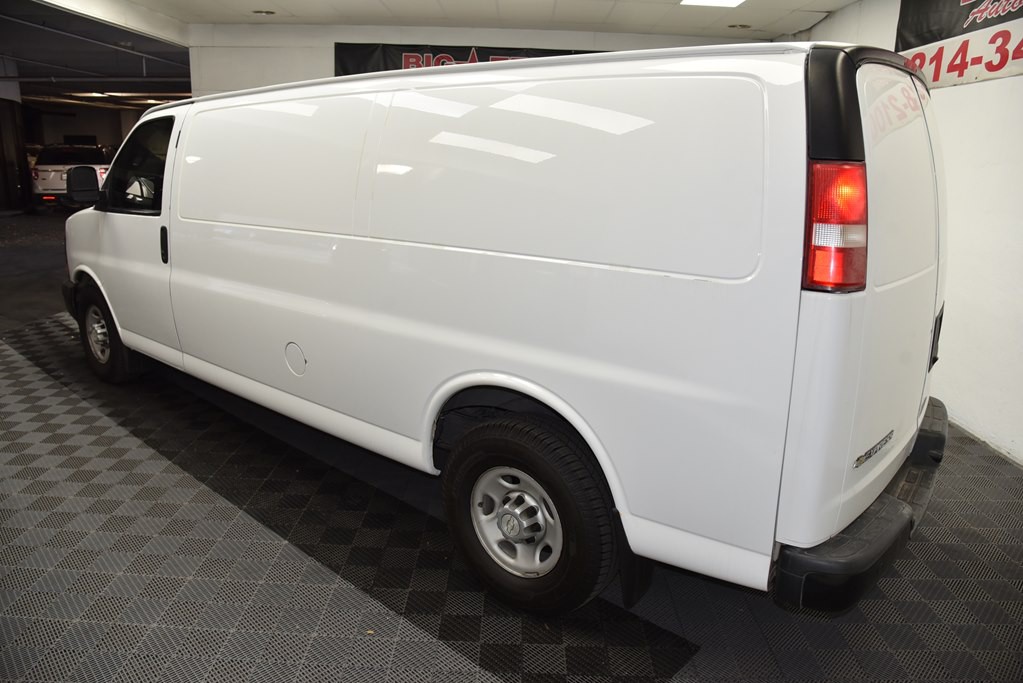 2017 Chevrolet Express Image 3