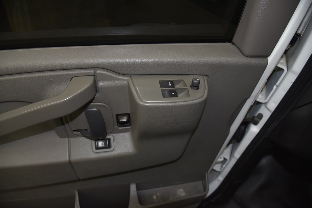 2017 Chevrolet Express Image 22