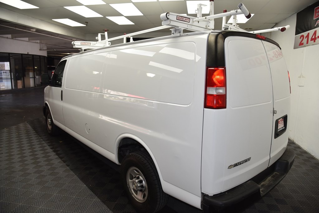 2017 Chevrolet Express Image 3