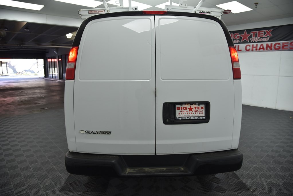 2017 Chevrolet Express Image 4