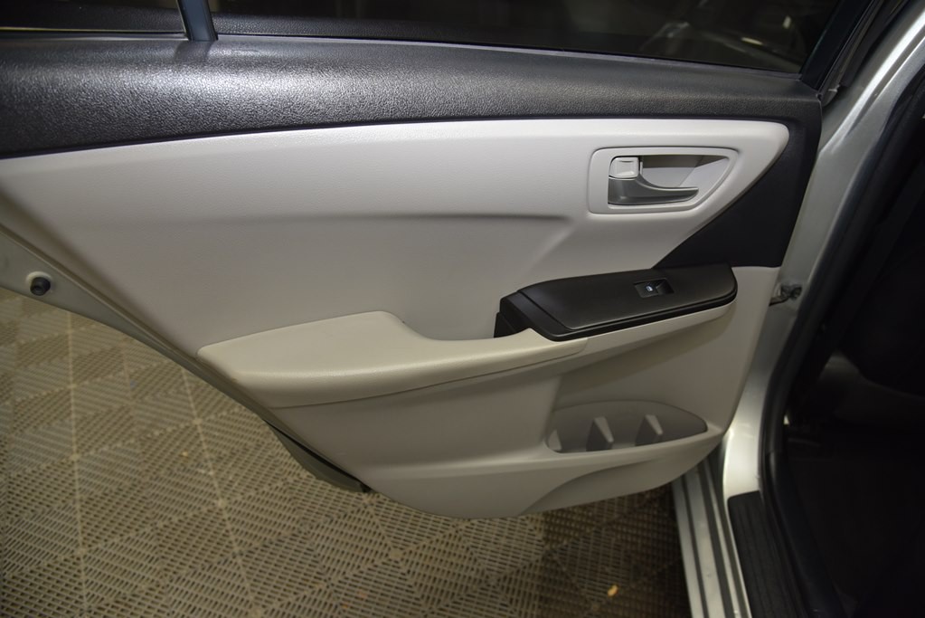 2017 Toyota Camry Image 17