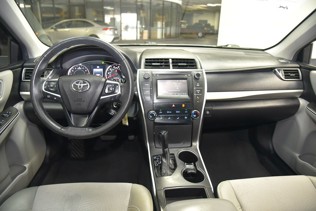 2017 Toyota Camry Image 18