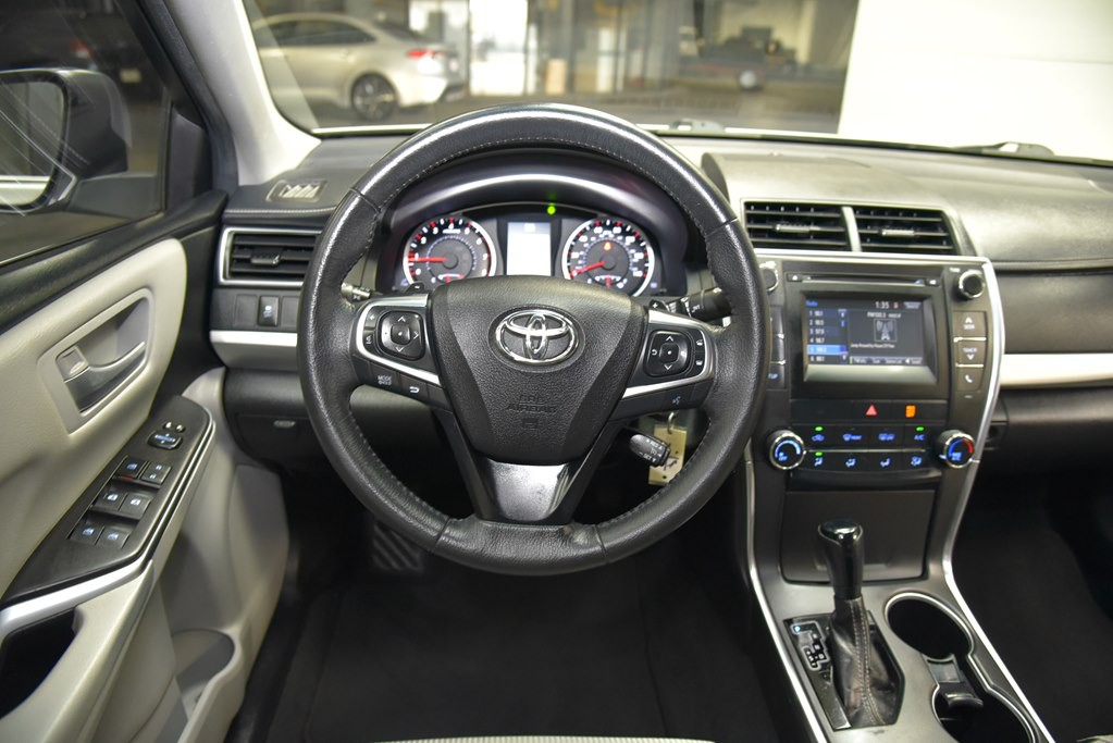 2017 Toyota Camry Image 19