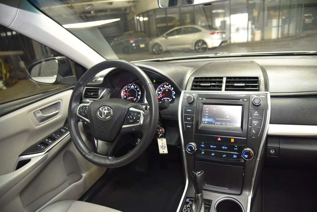 2017 Toyota Camry Image 21