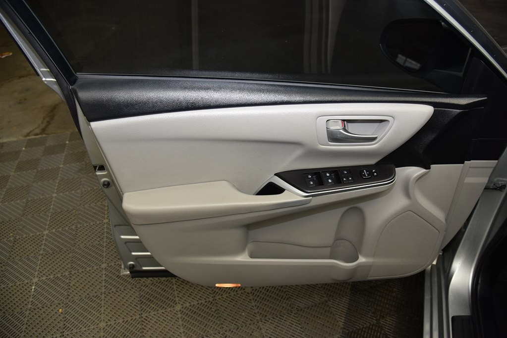 2017 Toyota Camry Image 24