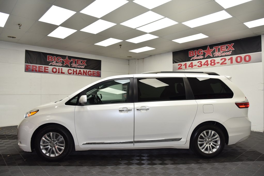 2016 Toyota Sienna Image 2