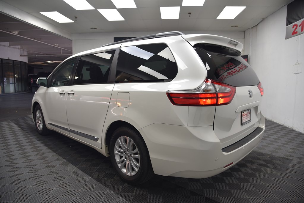2016 Toyota Sienna Image 3