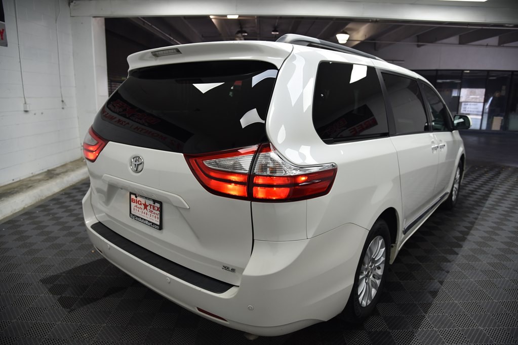 2016 Toyota Sienna Image 5