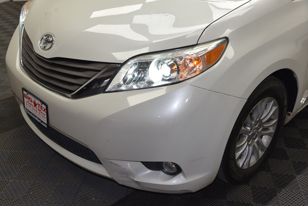2016 Toyota Sienna Image 11
