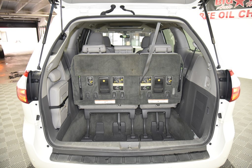 2016 Toyota Sienna Image 18