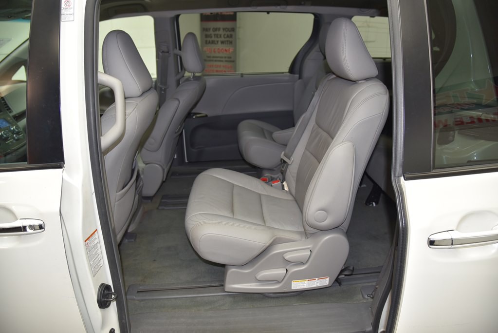 2016 Toyota Sienna Image 22