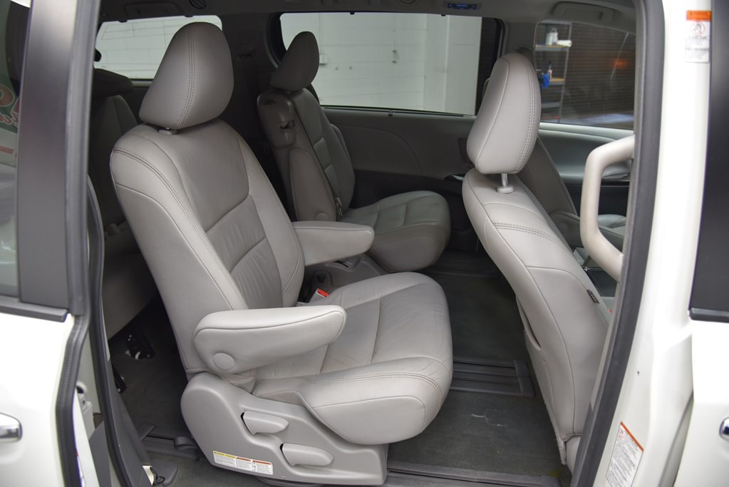 2016 Toyota Sienna Image 23