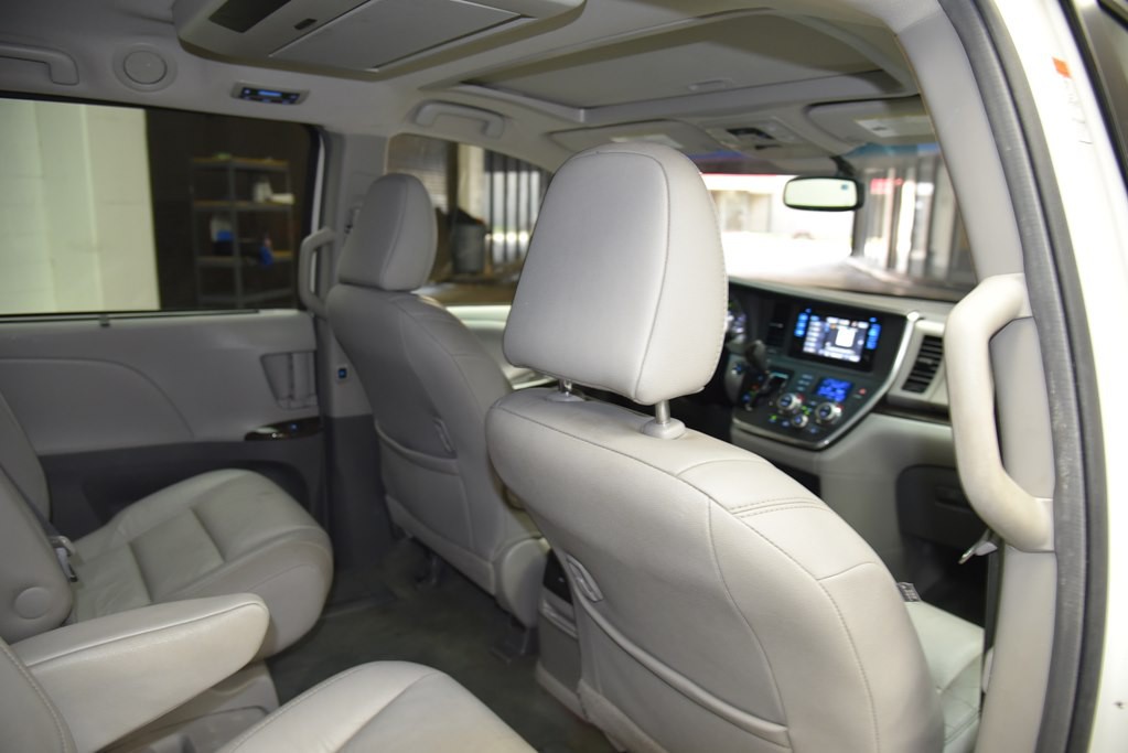 2016 Toyota Sienna Image 24