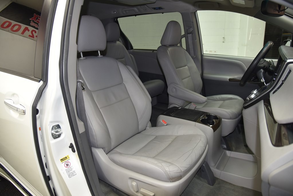 2016 Toyota Sienna Image 25