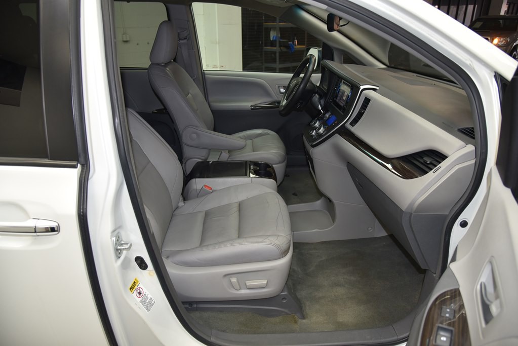 2016 Toyota Sienna Image 26