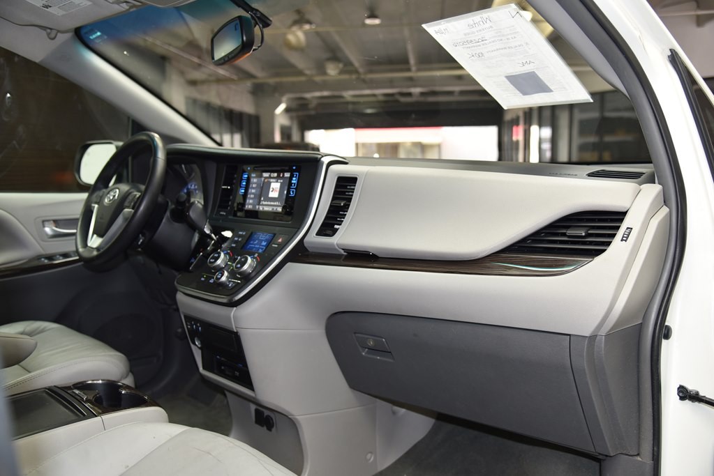 2016 Toyota Sienna Image 27