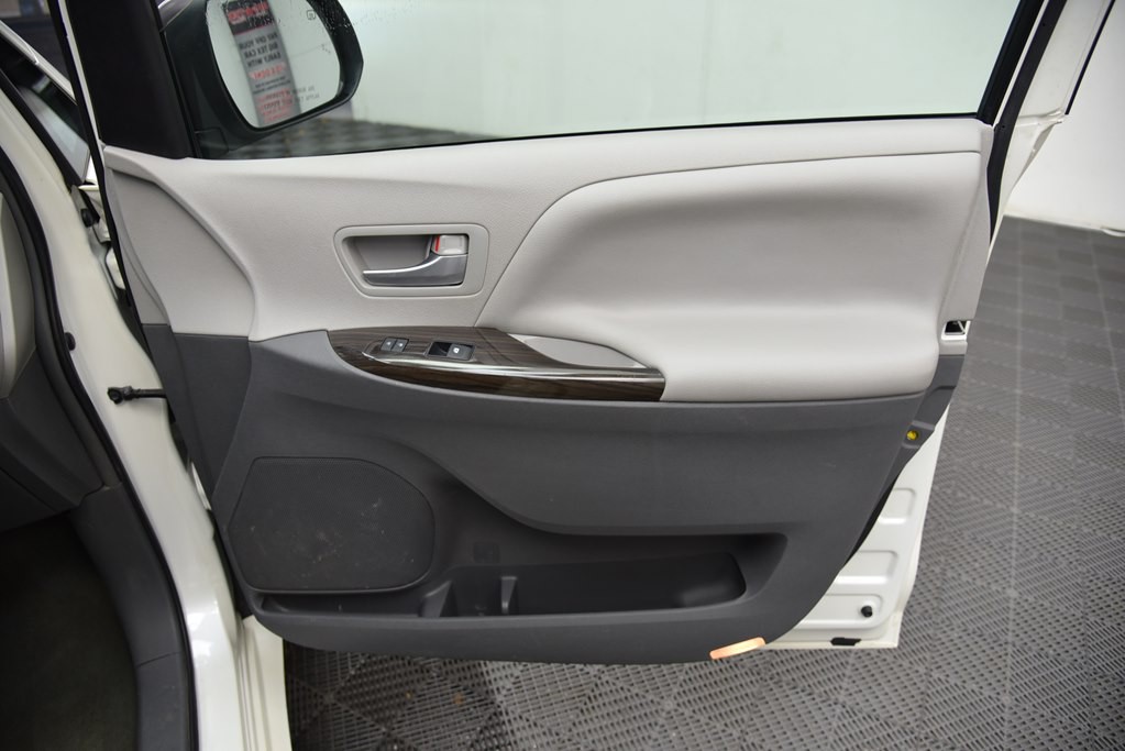 2016 Toyota Sienna Image 28