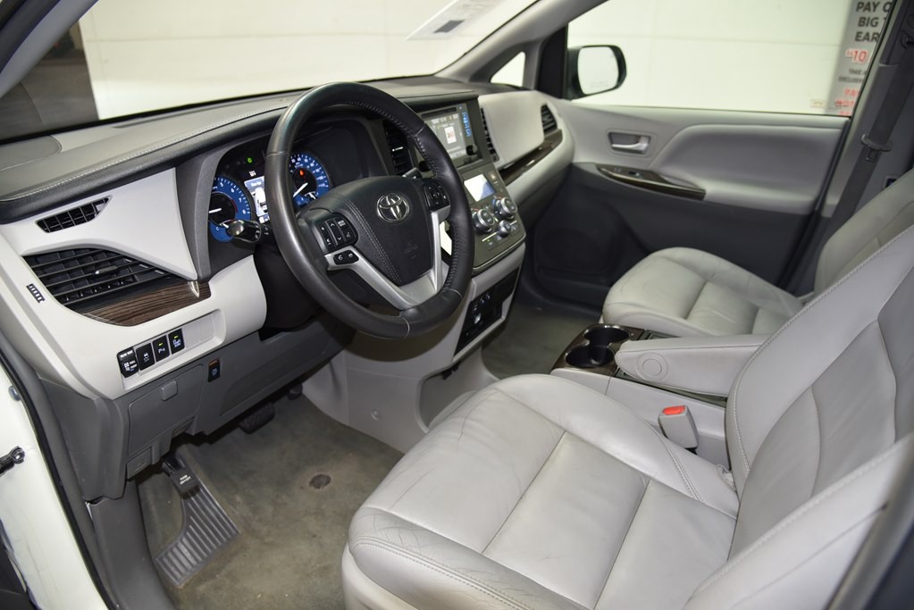 2016 Toyota Sienna Image 32