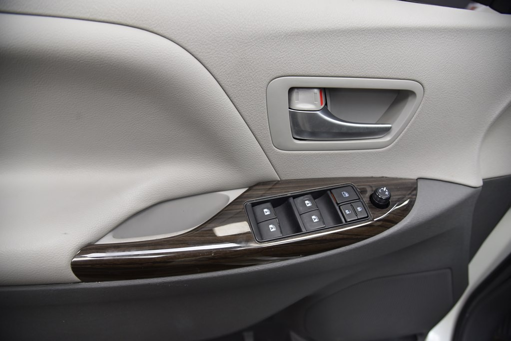 2016 Toyota Sienna Image 35