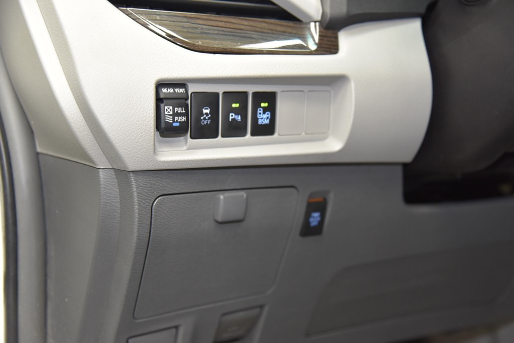 2016 Toyota Sienna Image 36