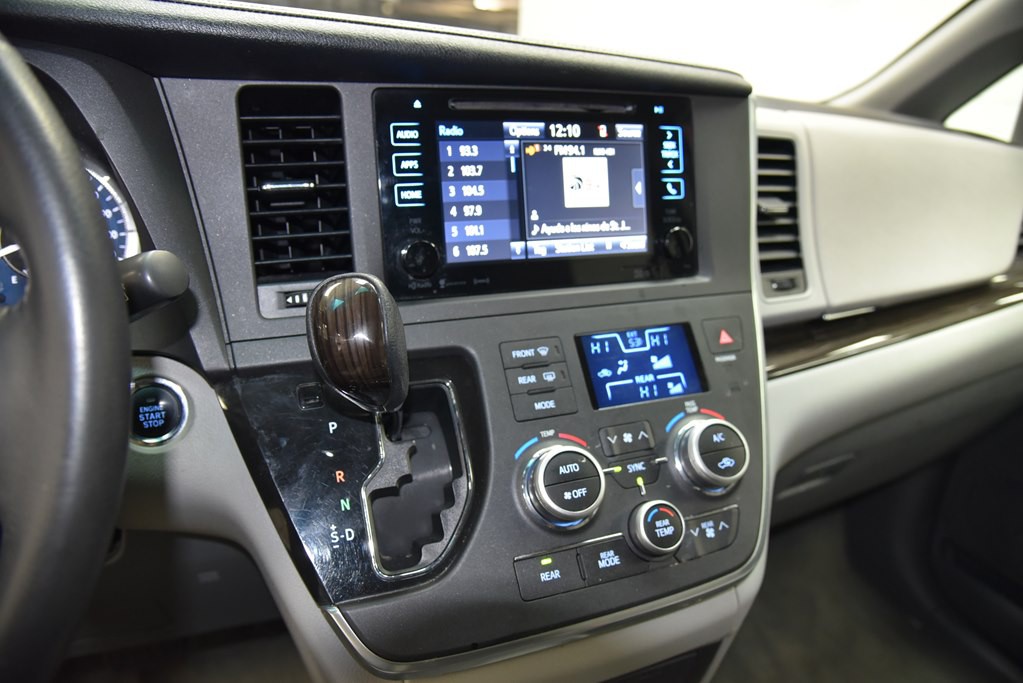 2016 Toyota Sienna Image 37
