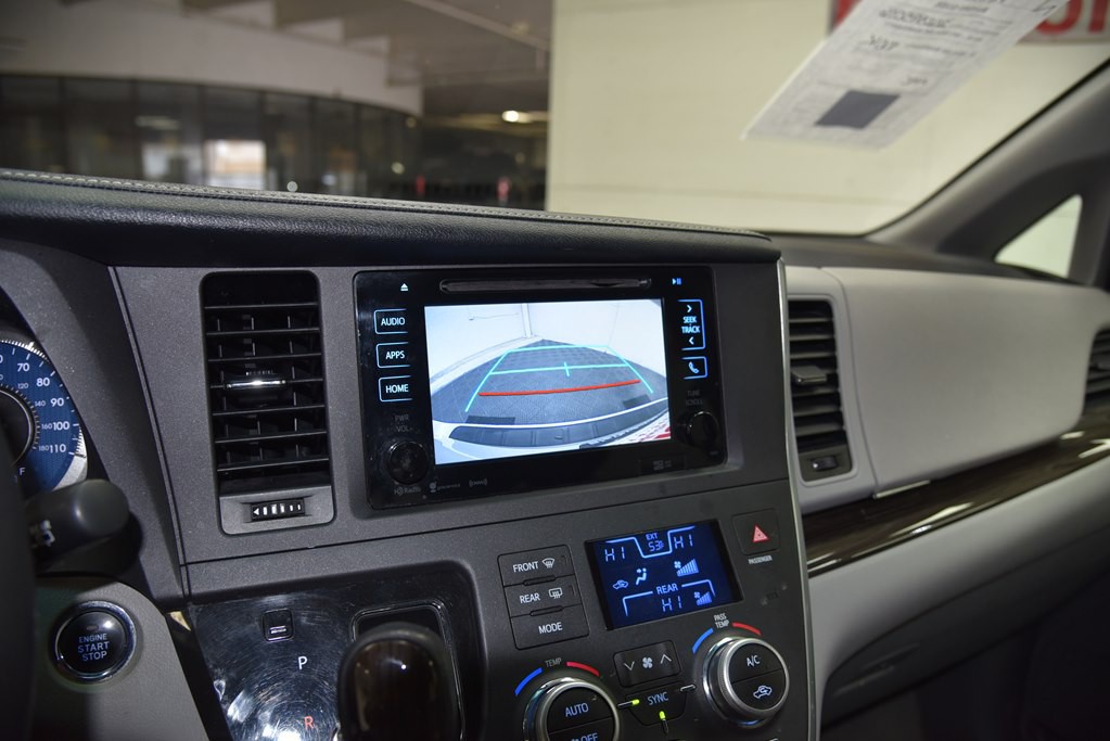 2016 Toyota Sienna Image 38